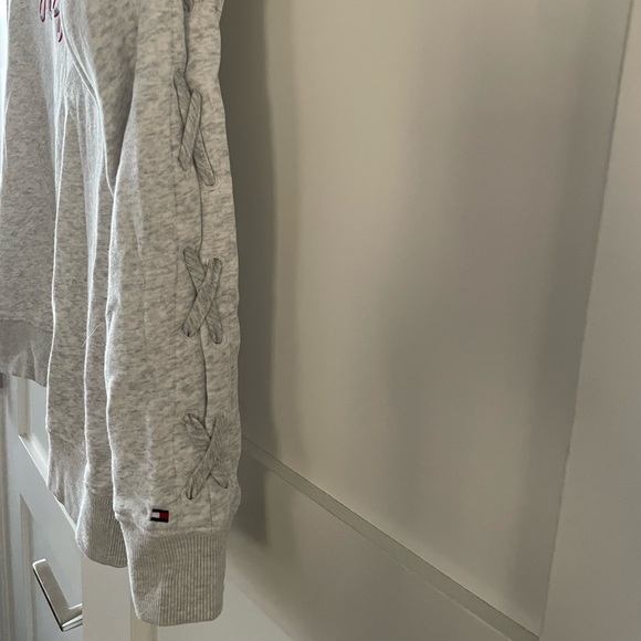 Tommy Hilfiger light gray sweatshirt with logo and cutout sleeves - Picture 4 of 6